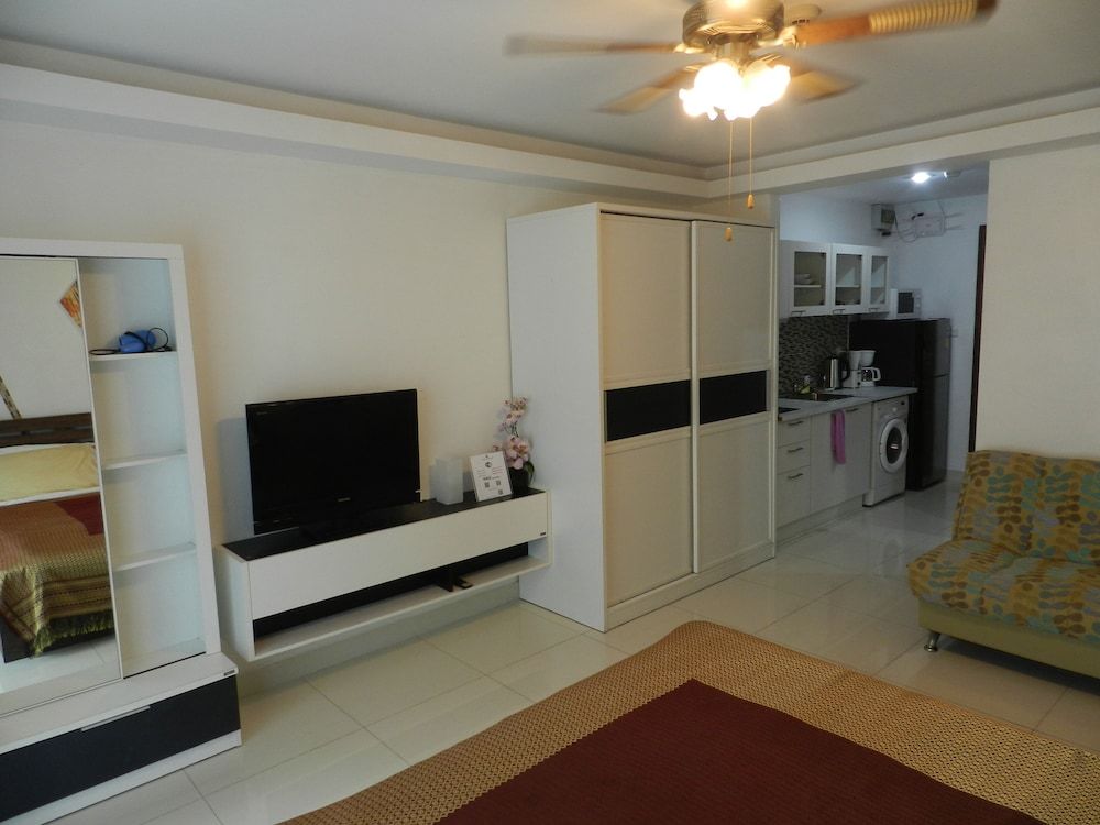 Apartments Alex Group NEOcondo Pattaya Deluxe Studio Suite, Refrigerator & Microwave, Pool View 4