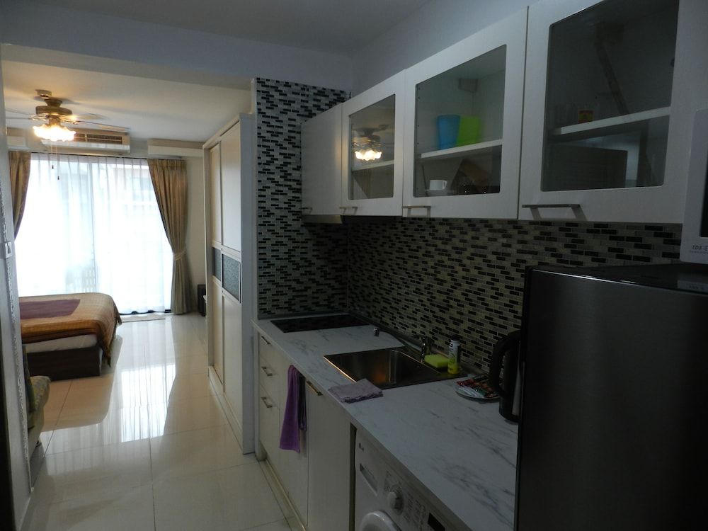 Apartments Alex Group NEOcondo Pattaya Deluxe Studio Suite, Refrigerator & Microwave, Pool View 8