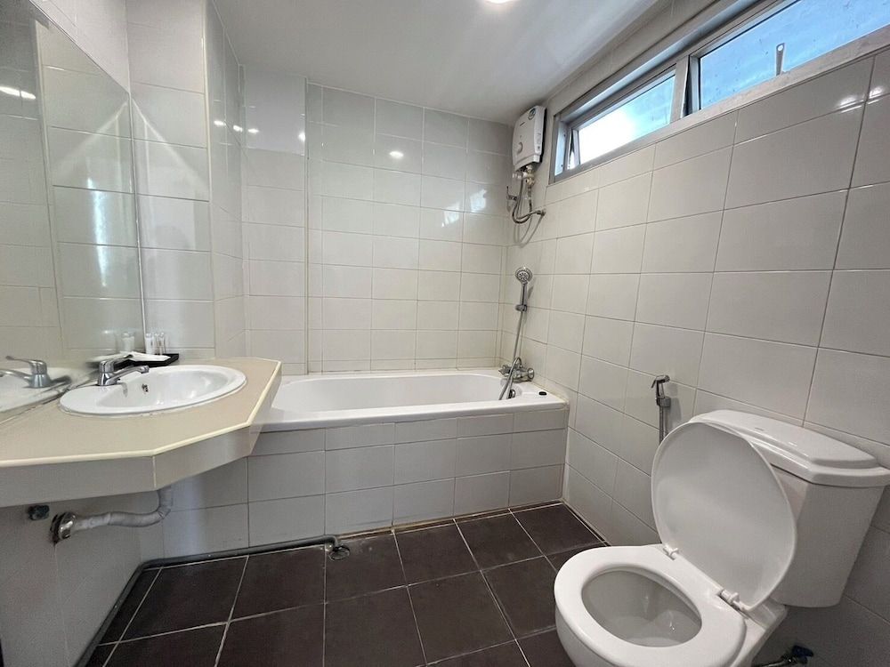 Laemchabang City Hotel Junior Triple Room, 3 Twin Beds 4