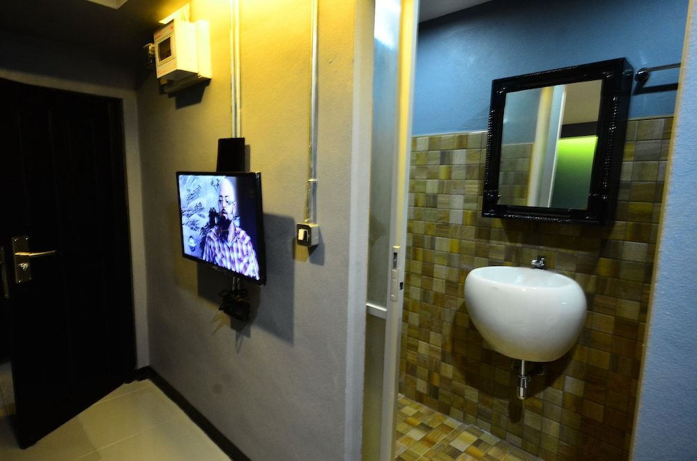 The Neighbor Hoot Hostel & Cafe Triple room with private bathroom 2