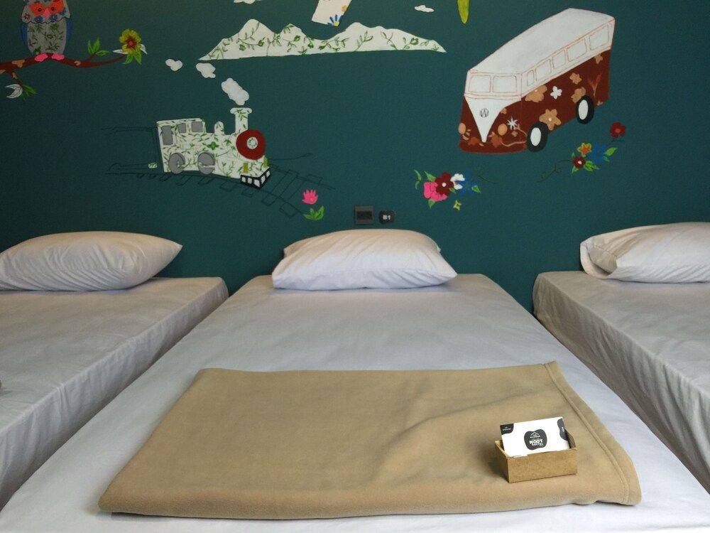 The Neighbor Hoot Hostel & Cafe Triple room with private bathroom 4