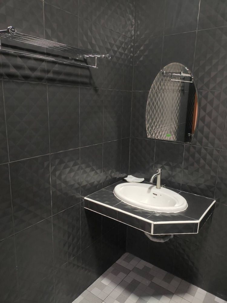 Golden House Hotel Sakaeo Deluxe Triple Room 5