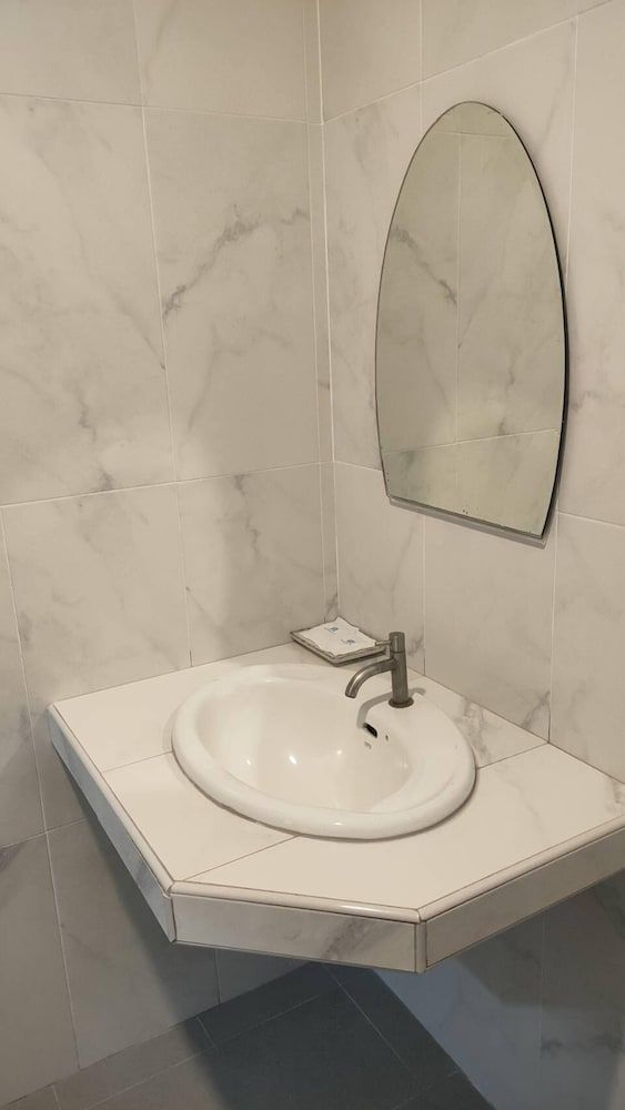 Golden House Hotel Sakaeo Deluxe Triple Room 7