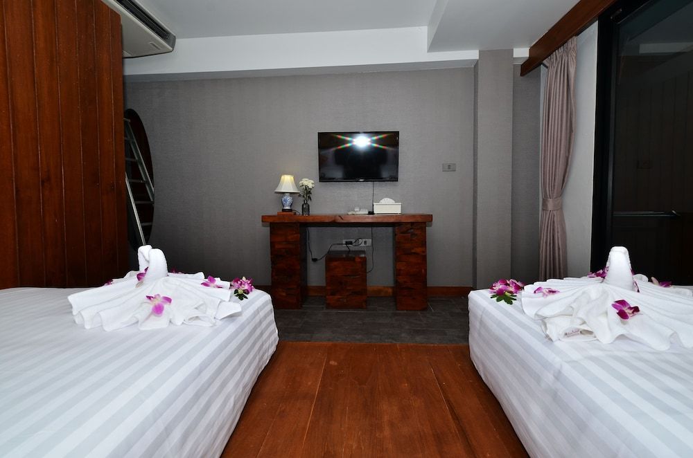 undefined Lap Roi Karon Beachfront 9