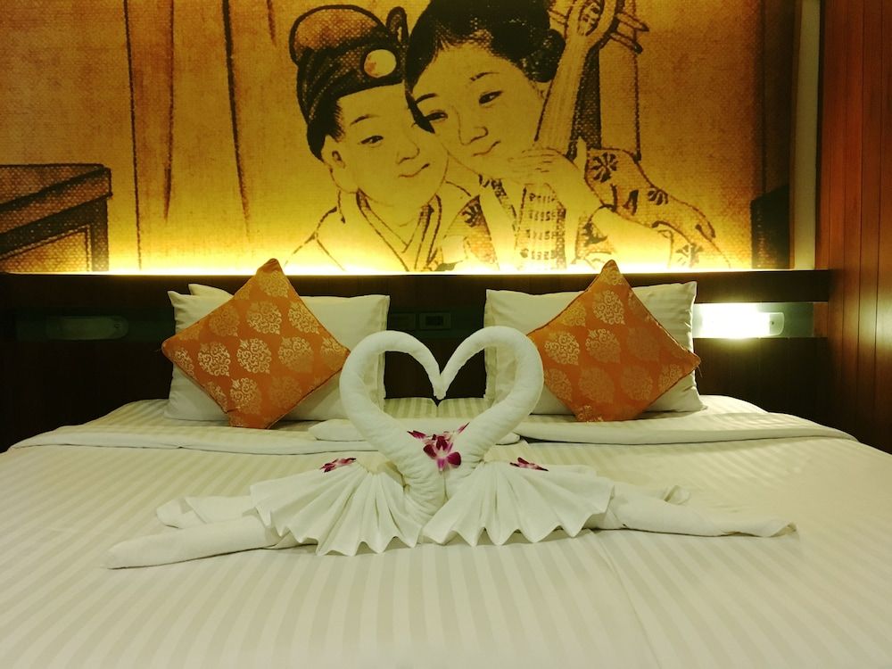 Lap Roi Karon Beachfront Deluxe Double or Twin Room 8