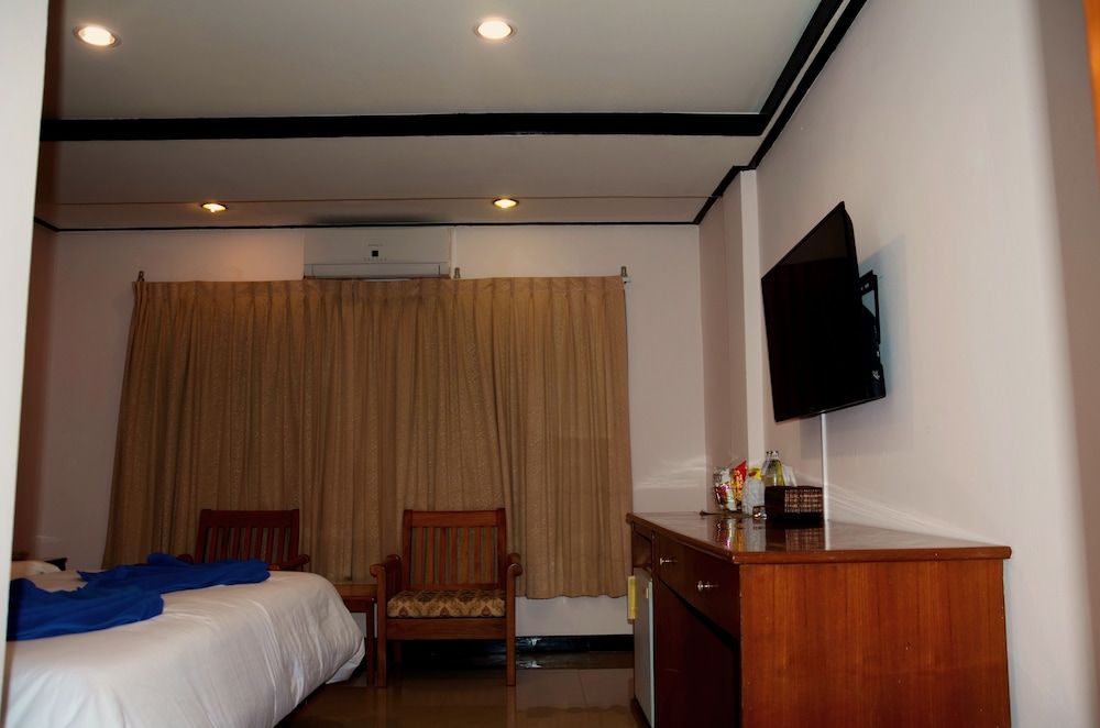 At Bangkok Hotel Standard Double Room, 1 Double Bed, Accessible, Ensuite 8