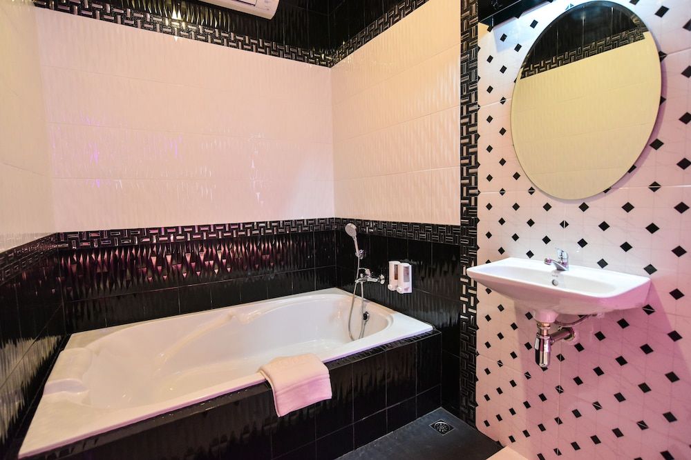 Deep Soaking Bathtub