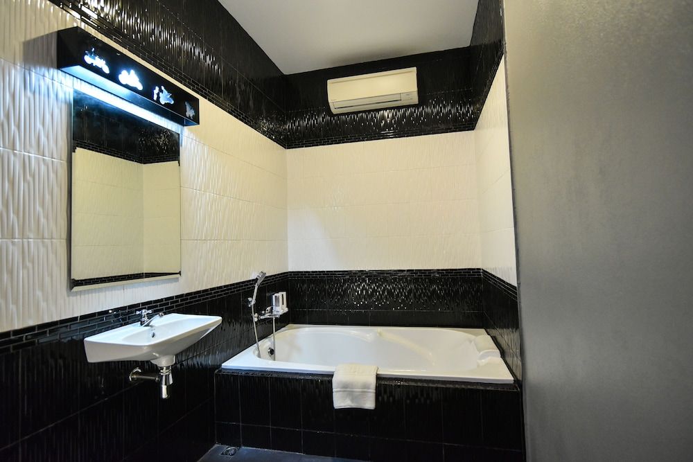 Deep Soaking Bathtub