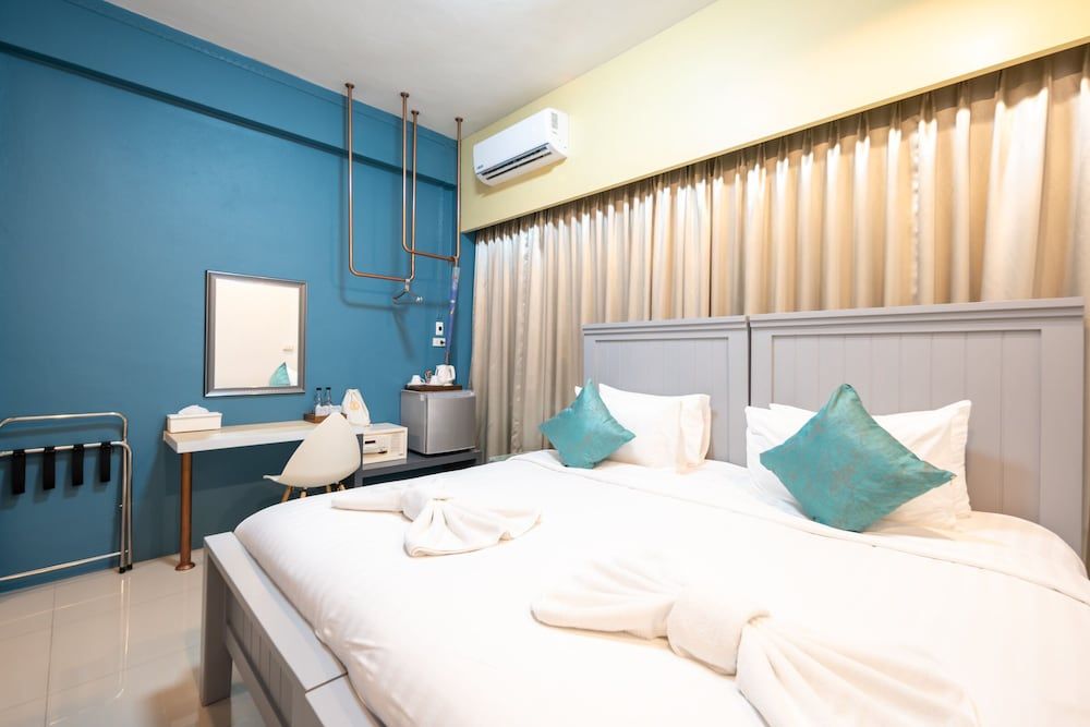 The Iconic Hotel Deluxe Modern 2