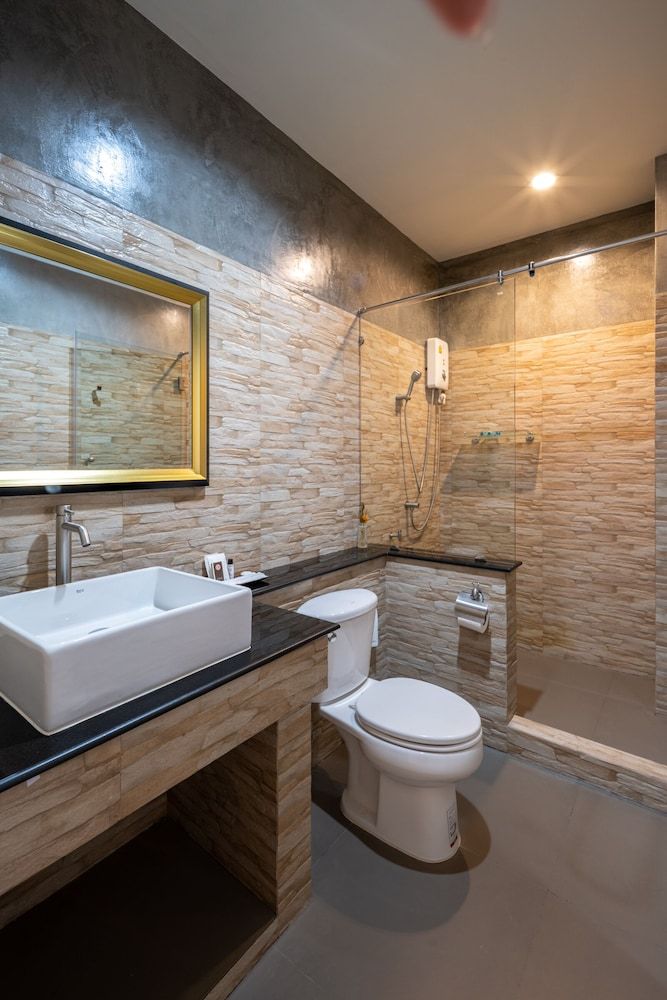 The Iconic Hotel Deluxe Modern 5