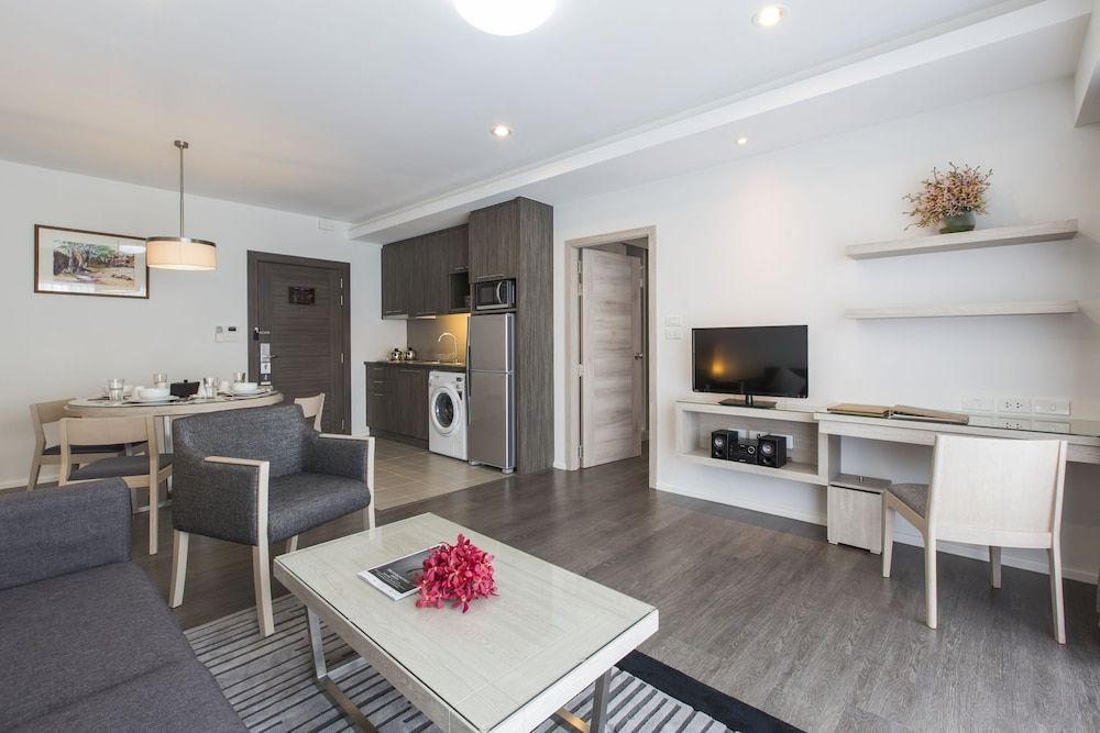 Kantary 304 Hotel Suite, 1 Bedroom, Kitchenette 7