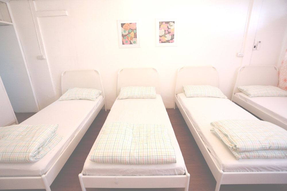 Blue Jasmine Hostel 4 Single Beds with private bathroom