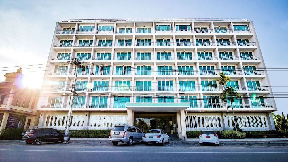 undefined B2 Premier Hotel & Resort 3