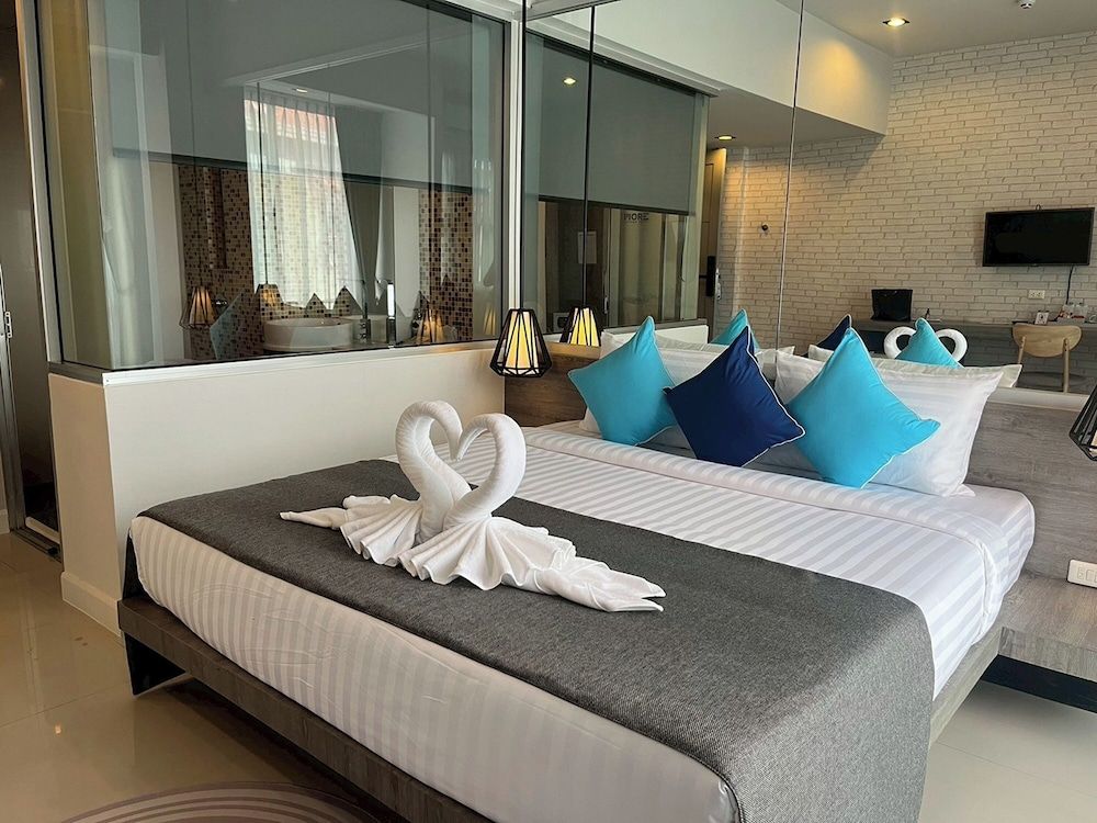 MORE Patong Hotel Deluxe Suite 2