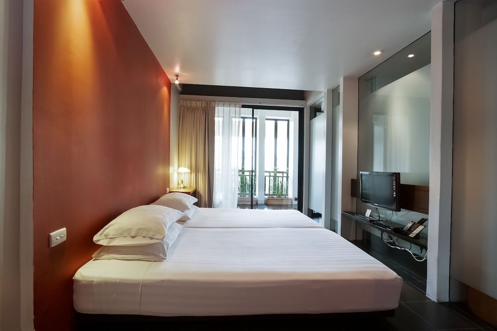 LoogChoob Homestay Standard Room, 2 Twin Beds, Canal View 3