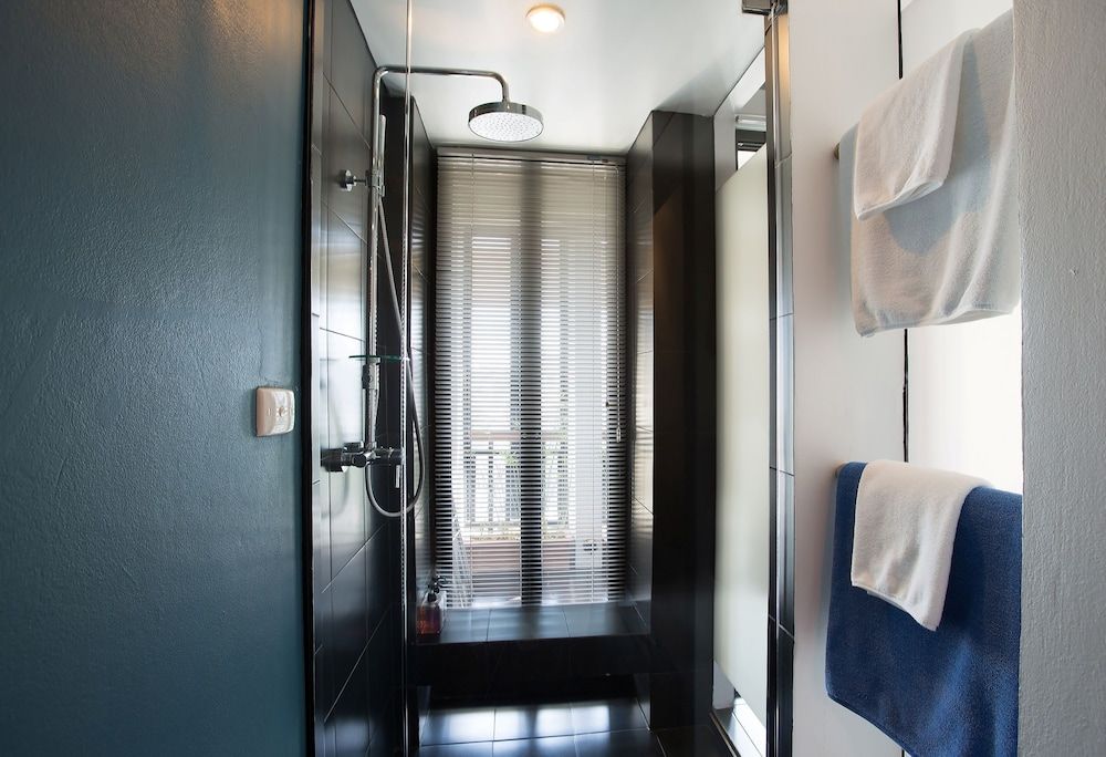 LoogChoob Homestay Standard Room, 2 Twin Beds, Canal View 8