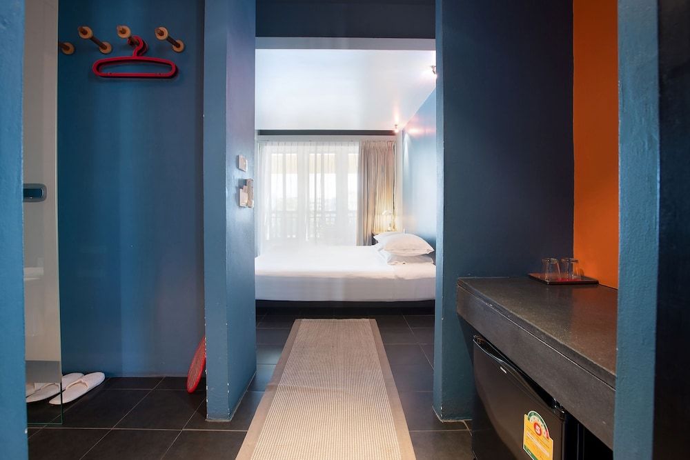 LoogChoob Homestay Standard Room, 2 Twin Beds, Canal View 8