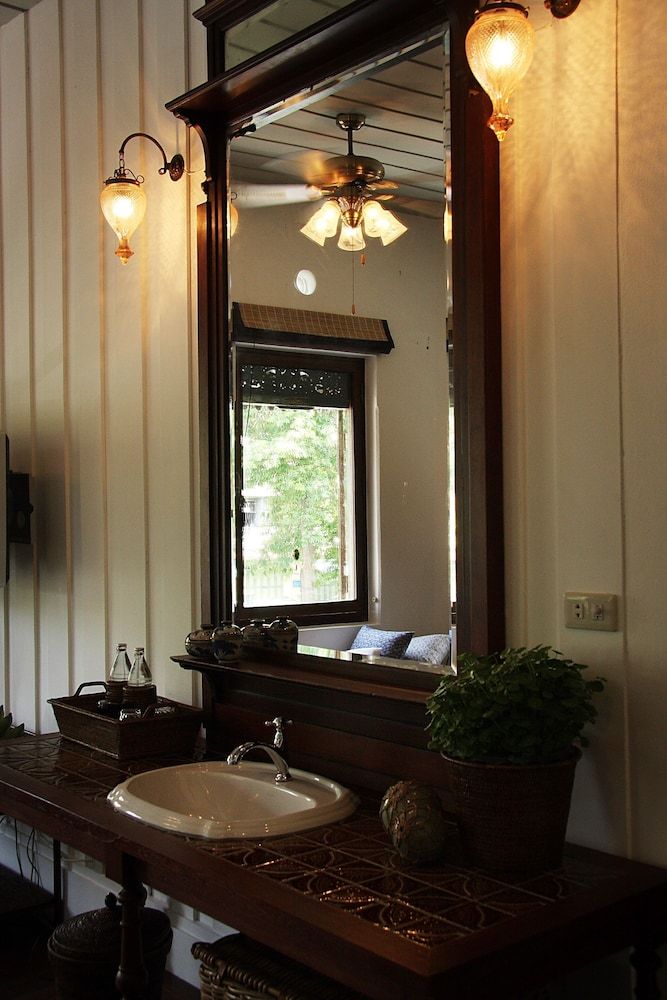 The Bhuthorn Bed and Breakfast Deluxe Room 3