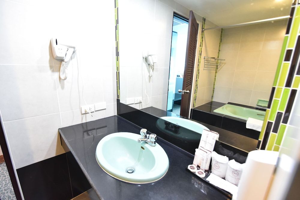 Siam Oriental Hotel Siam Superior Double Bed 3