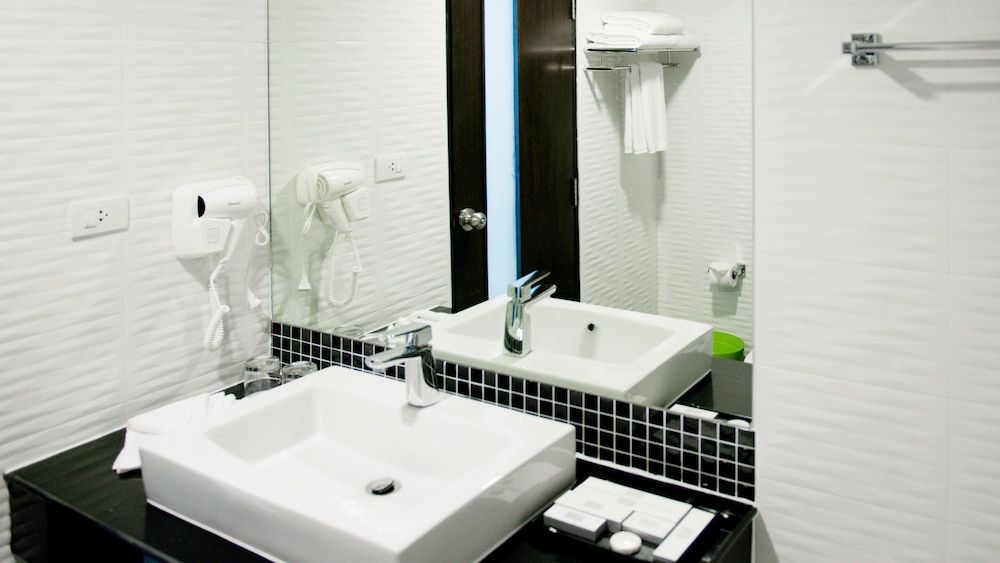 Picnic Hotel Bangkok Deluxe Triple Room 9