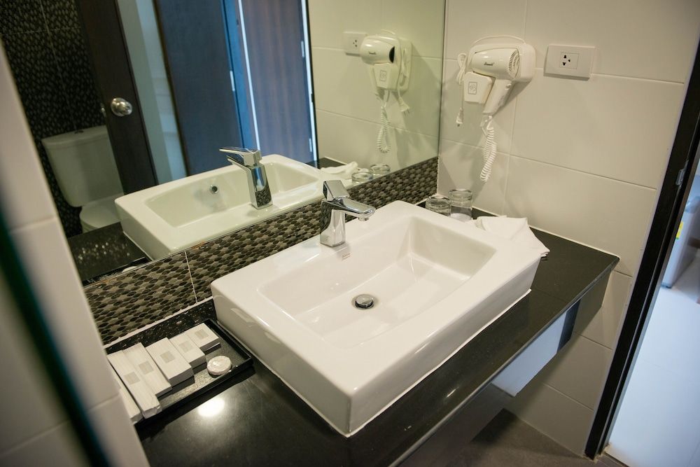 Picnic Hotel Bangkok Deluxe Triple Room 7