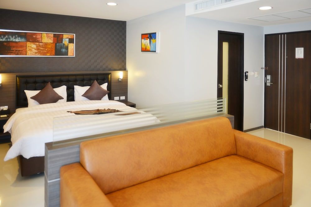 Picnic Hotel Bangkok Deluxe Triple Room 5