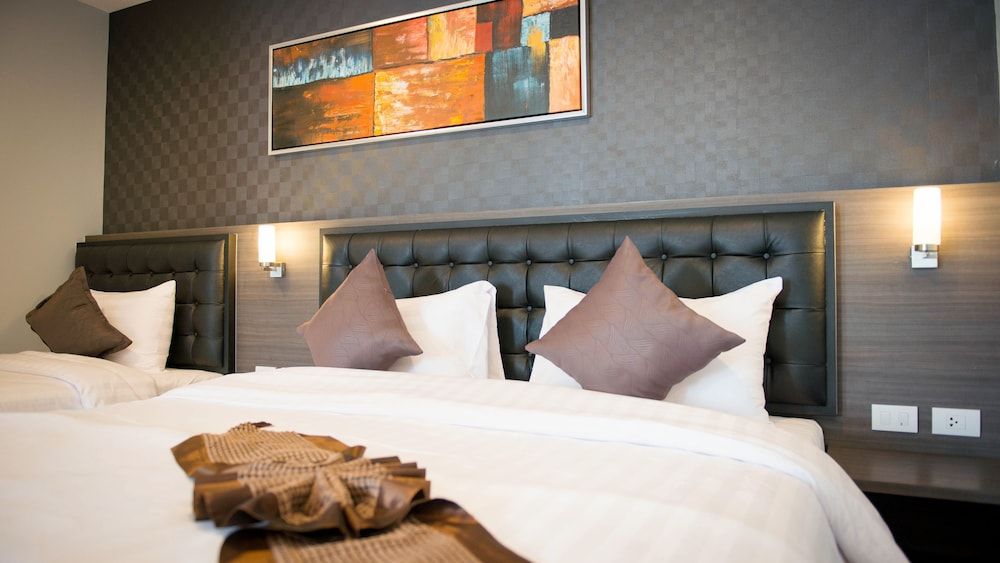 Picnic Hotel Bangkok Deluxe Triple Room 3