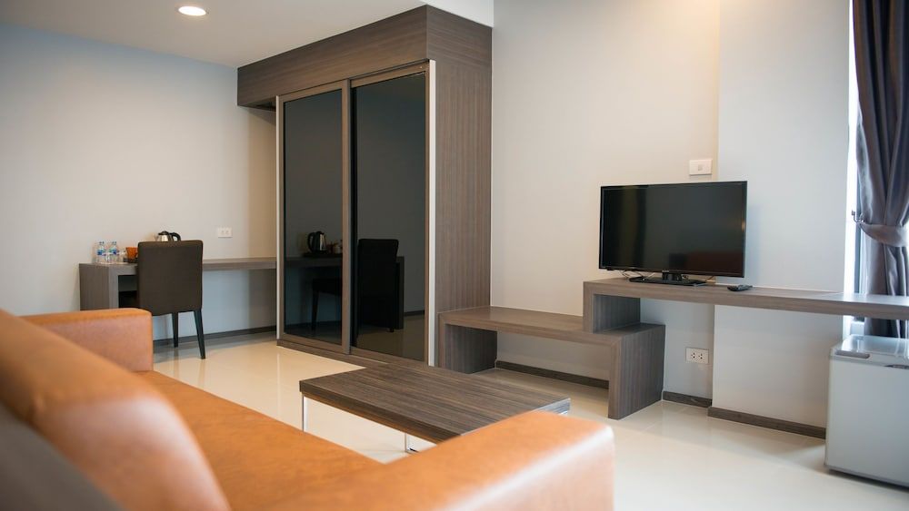 Picnic Hotel Bangkok Deluxe Triple Room 10