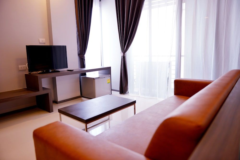 Picnic Hotel Bangkok Deluxe Triple Room 15