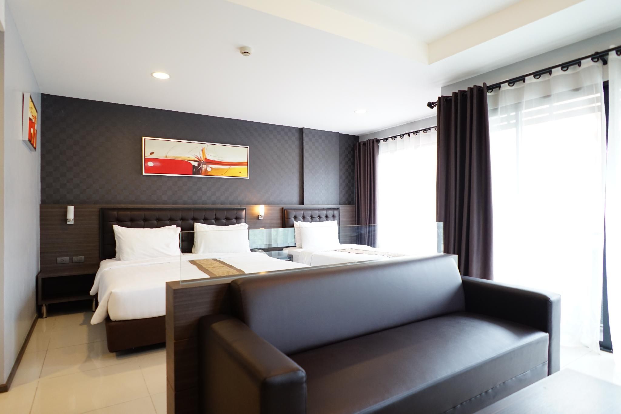 Picnic Hotel Bangkok Deluxe Triple Room 6