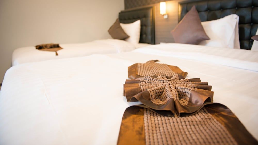 Picnic Hotel Bangkok Deluxe Triple Room 4