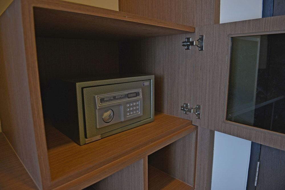 Picnic Hotel Bangkok Deluxe Triple Room 14