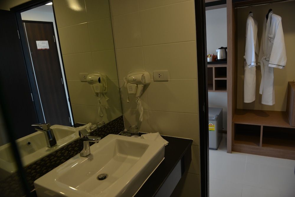 Picnic Hotel Bangkok Deluxe Triple Room 8