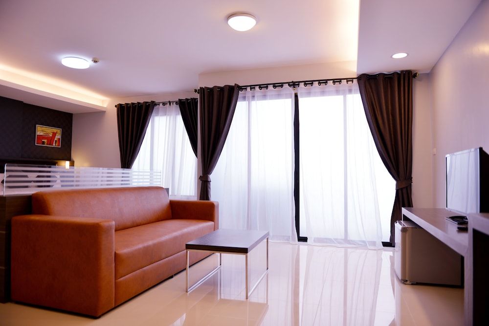 Picnic Hotel Bangkok Deluxe Triple Room 12