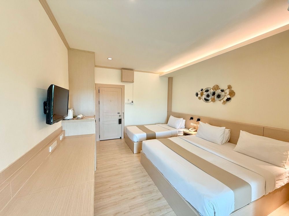 Loei Village Hotel Deluxe Twin Room, City View 3