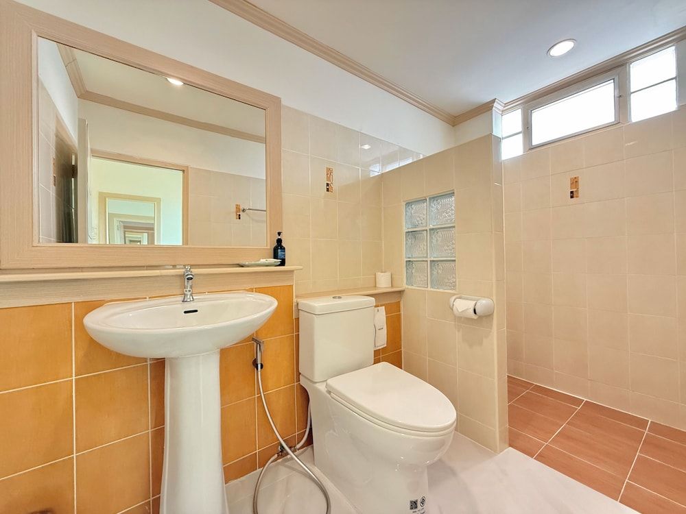 Loei Village Hotel Deluxe Twin Room, City View 4