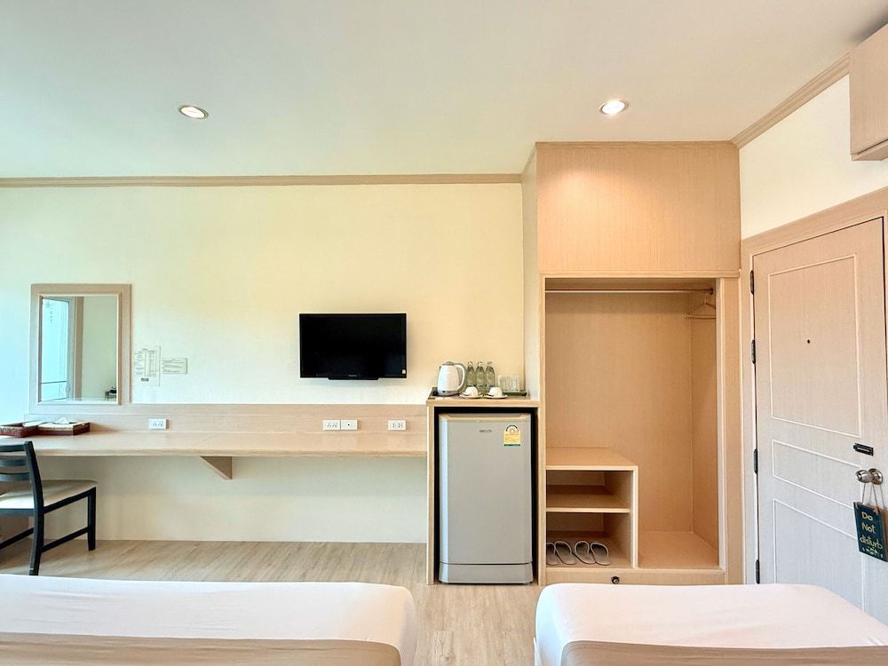 Loei Village Hotel Deluxe Twin Room, City View 5