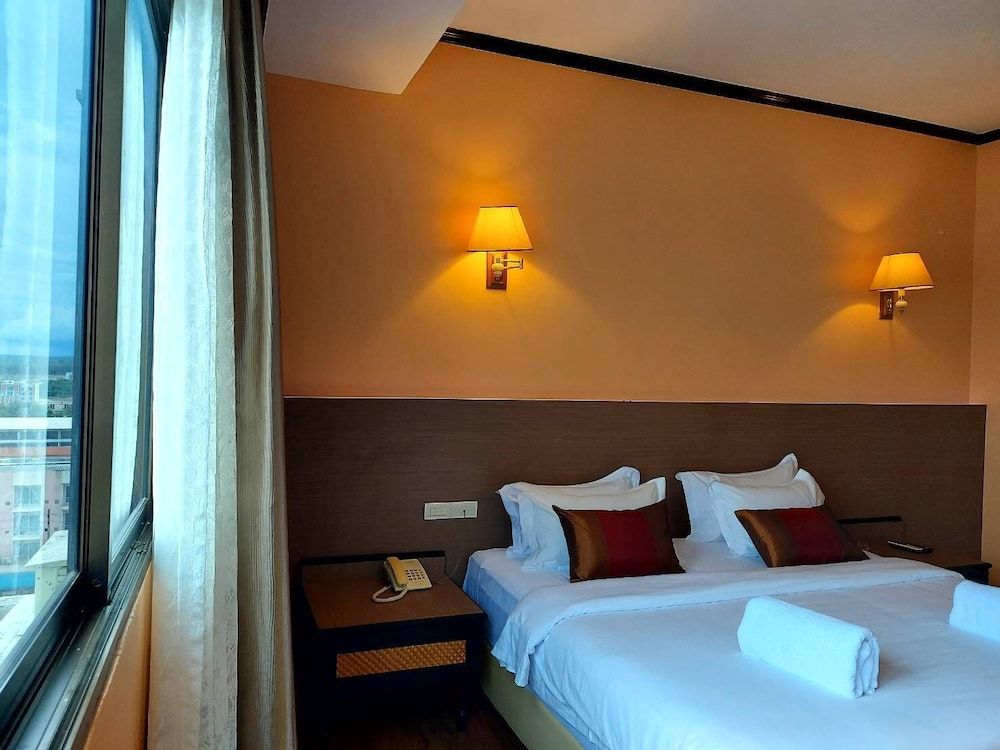 M Hotel Danok Deluxe Room, 1 King Bed 4