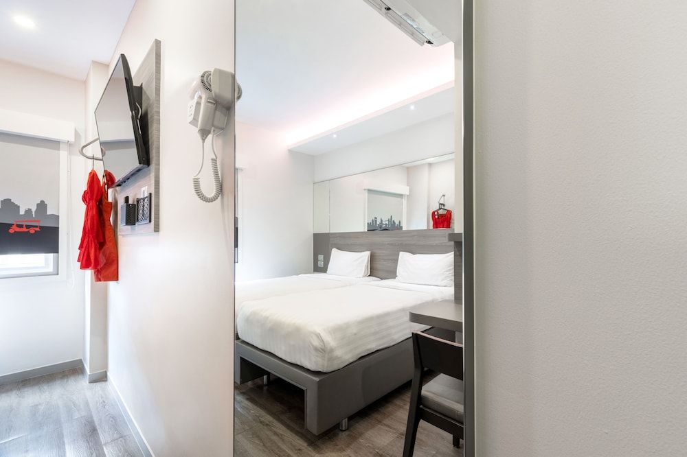 Easy Planet Bangkok Surawong Standard Twin Room 8
