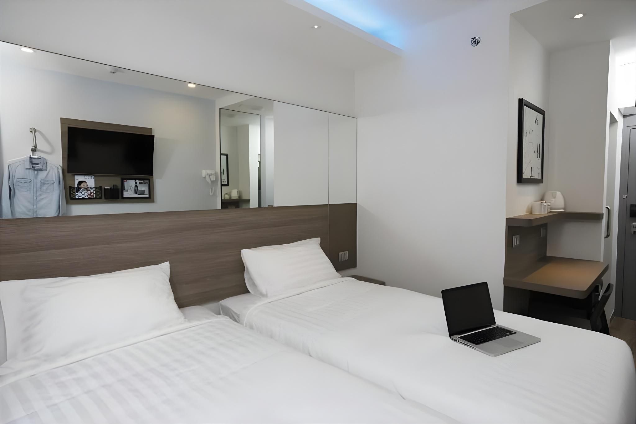 Easy Planet Bangkok Surawong Standard Twin Room 9