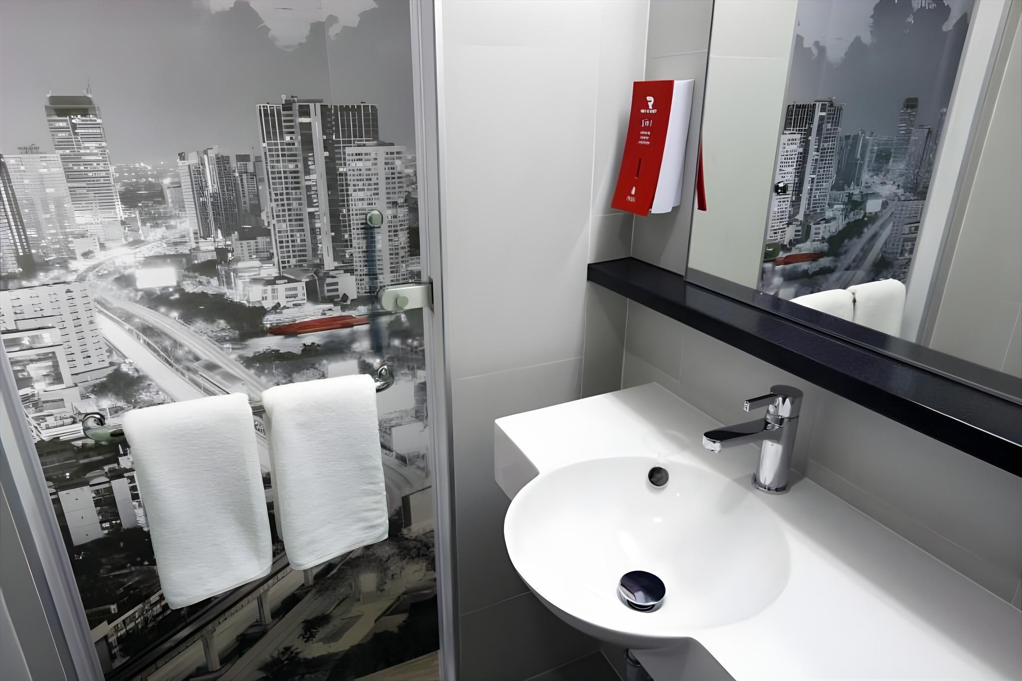 Easy Planet Bangkok Surawong Standard Twin Room 8