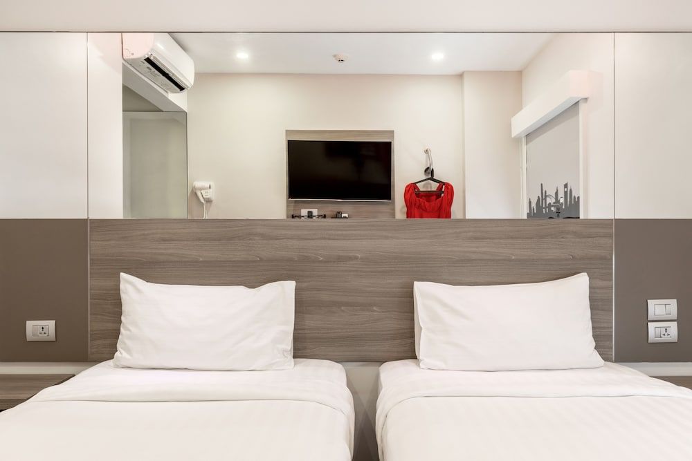 Easy Planet Bangkok Surawong Standard Twin Room 17