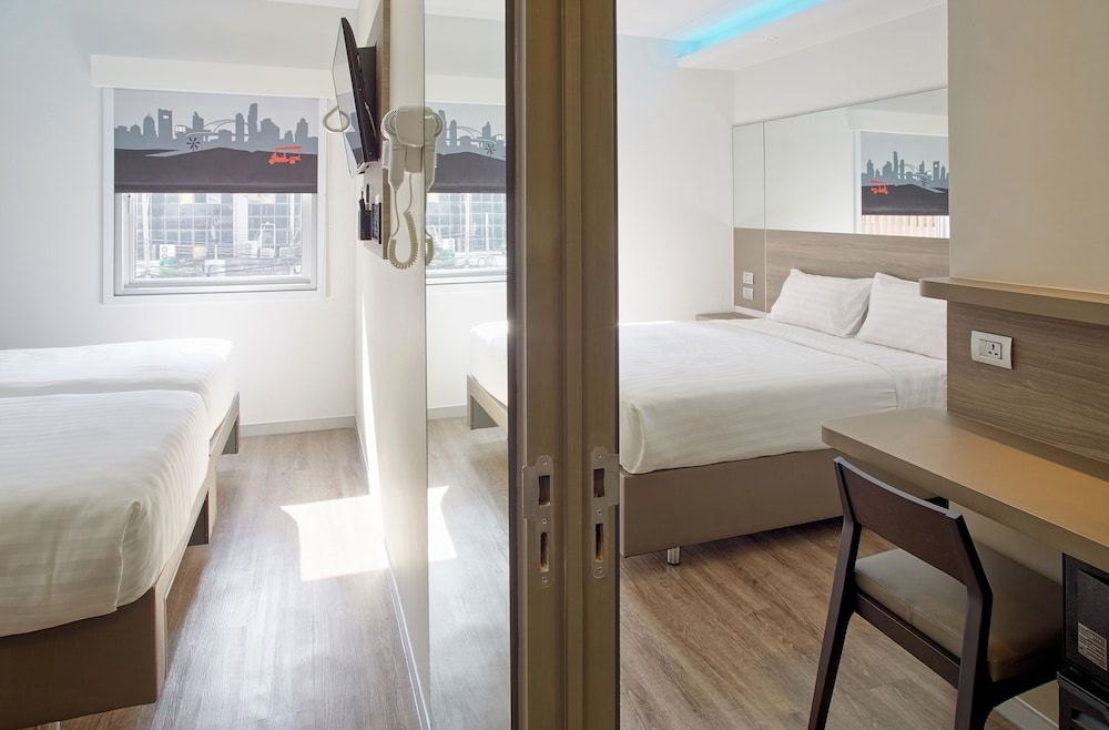 Easy Planet Bangkok Surawong Standard Twin Room 3