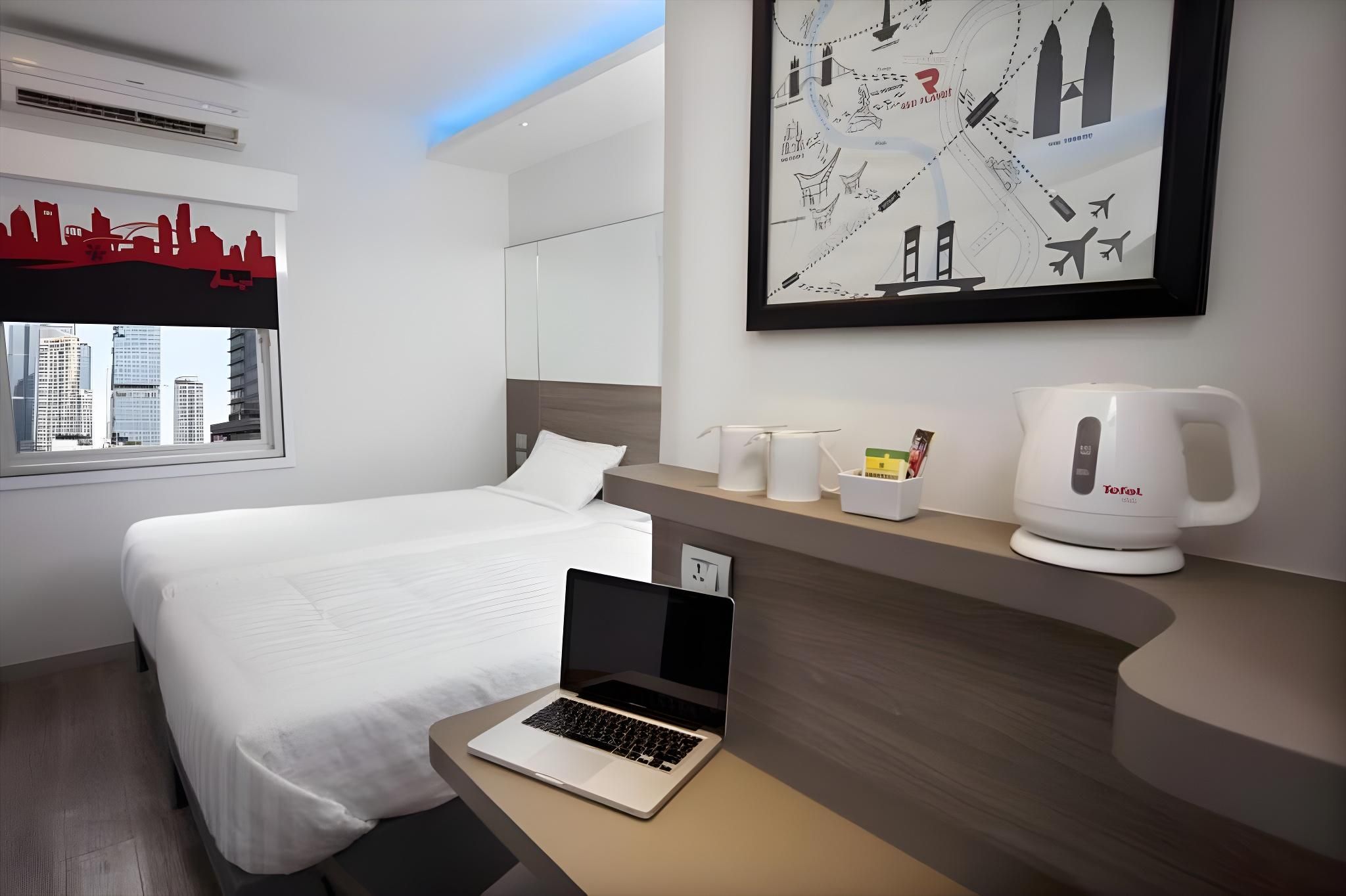 Easy Planet Bangkok Surawong Standard Twin Room 11