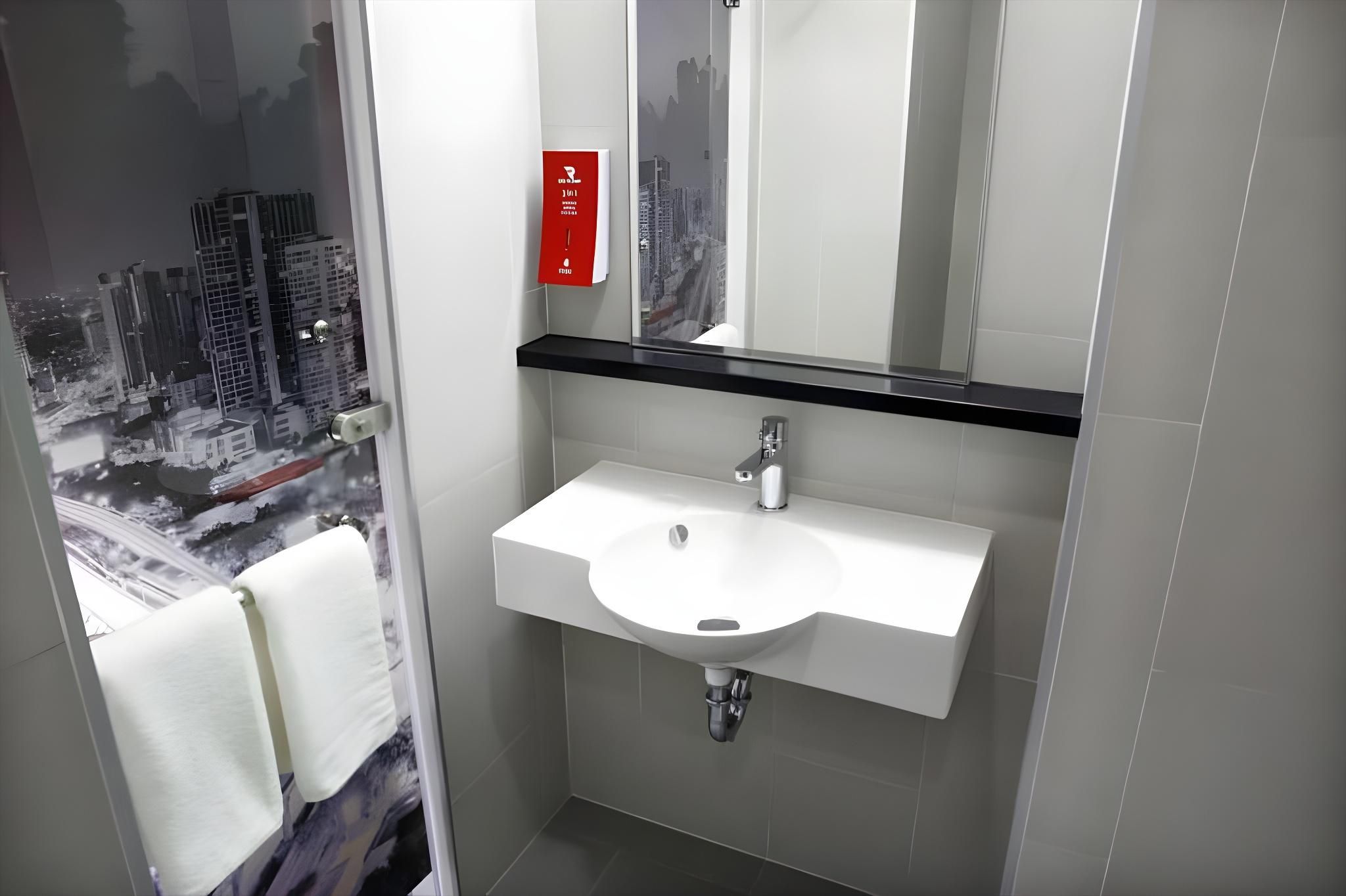Easy Planet Bangkok Surawong Standard Twin Room 15