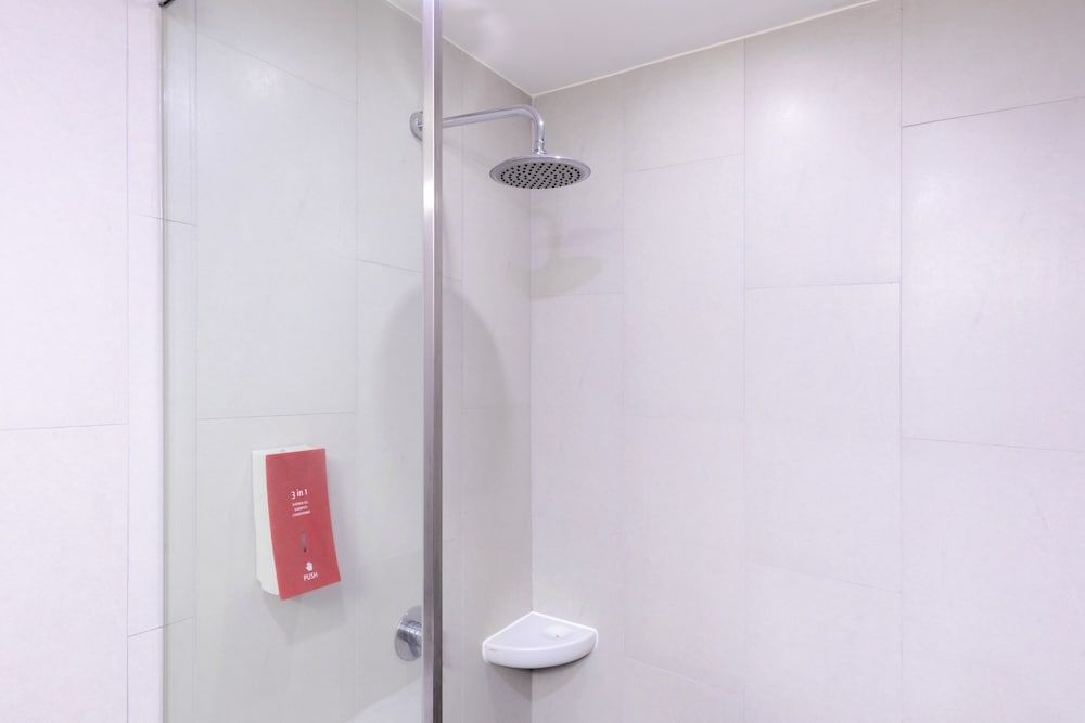 Easy Planet Bangkok Surawong Standard Twin Room 13