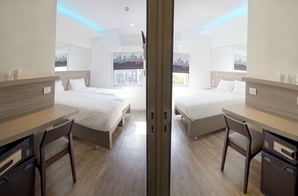 Easy Planet Bangkok Surawong Standard Twin Room 2