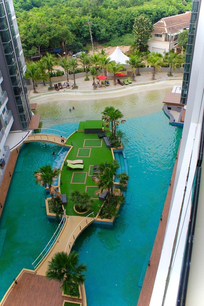 Laguna Beach Resort Jomtien Studio with balcony pool view 2