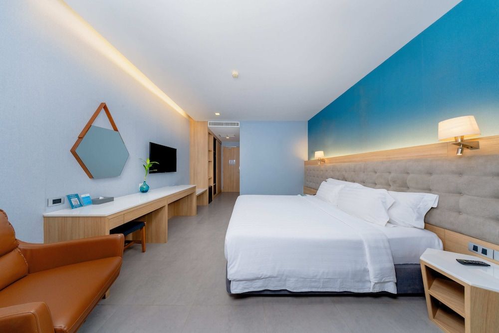 BlueSotel Krabi Ao Nang Beach Superior Room with Balcony 4