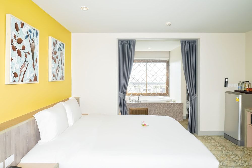 Recenta Suite Phuket Suanluang Superior Double Room, Bathtub 2